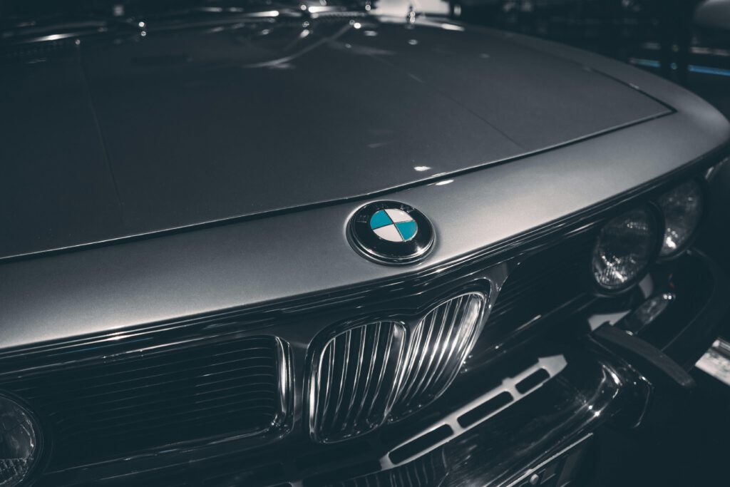 Photo du capot d'une BMW en noir et blanc